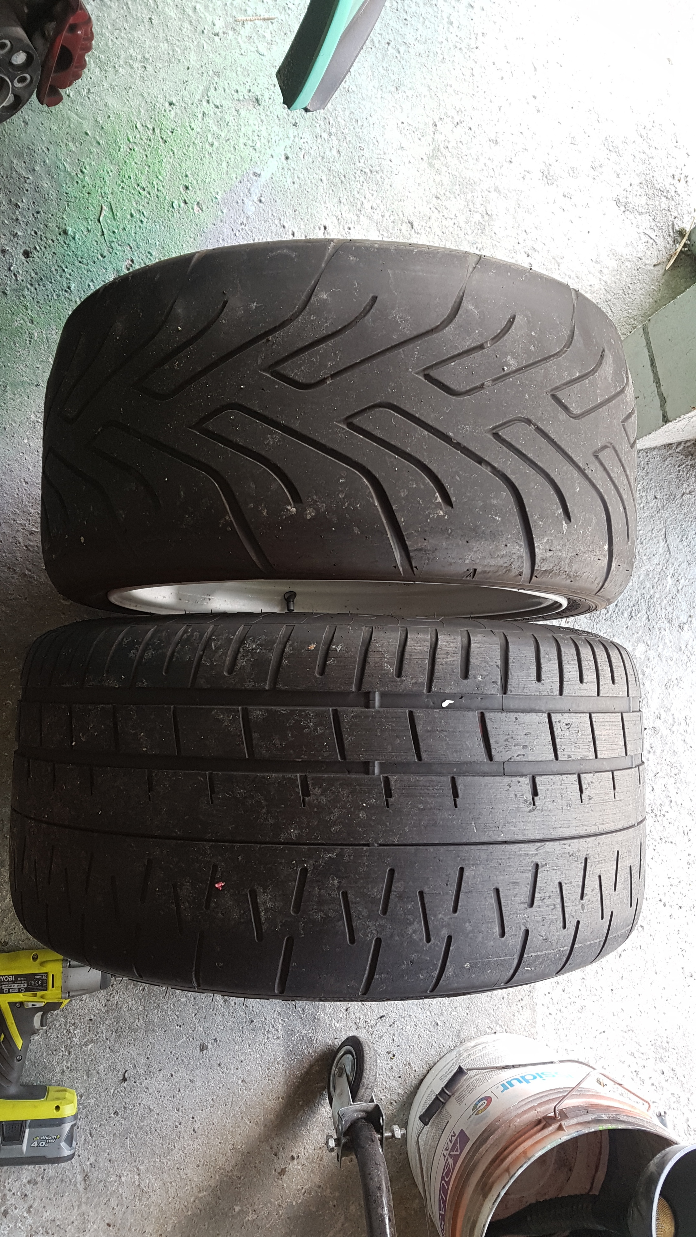 295er auf 11x18 Zoll Felgen mit ET0 - GTV hinten oben Yokohama semislick unten Pirelli Pzero