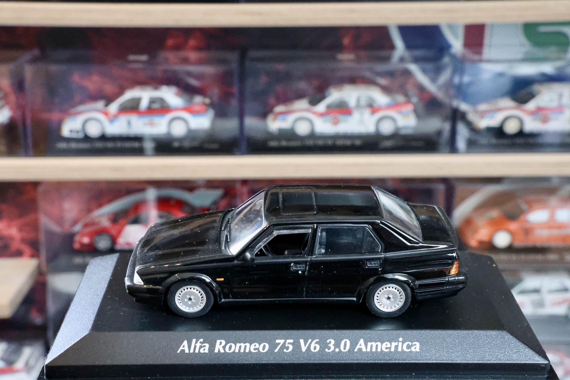 Alfa Romeo 75 V6  Maxichamps 1:43